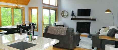 テレビ、暖炉、ステレオ