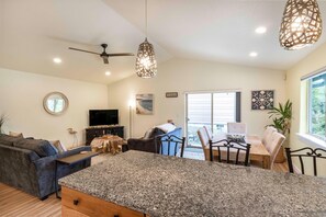 House, Multiple Beds (Heron's Nest) | Living room - Heron's Nest (Rockaway Beach)