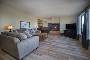 Living room - Surf Rider House (Depoe Bay)