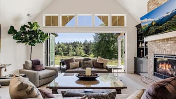 Smart TV, chimenea, libros y oficina