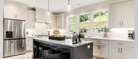 Réfrigérateur, four à micro-ondes, un four, surface de cuisson