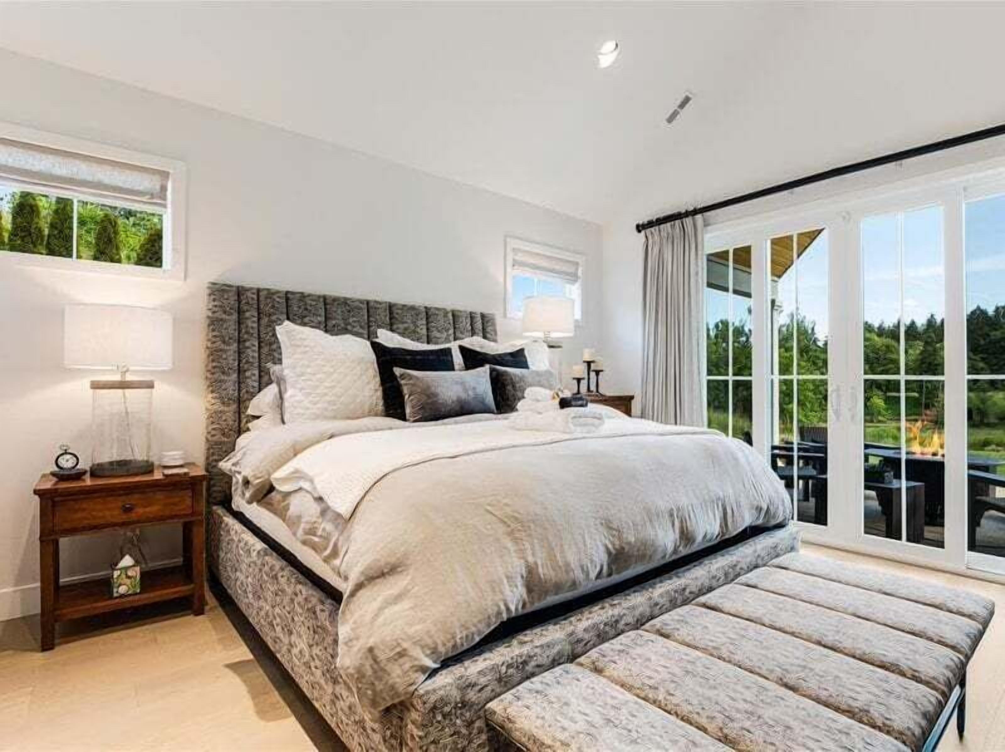 3 chambres, bureau, fer et planche à repasser, lit parapluie