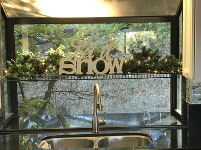 Lakeview cabin close to lake and town.