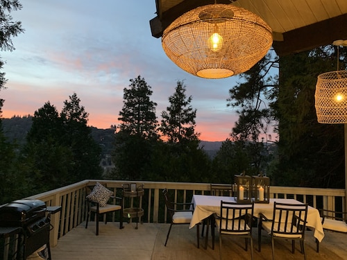 Lakeview cabin close to lake and town.