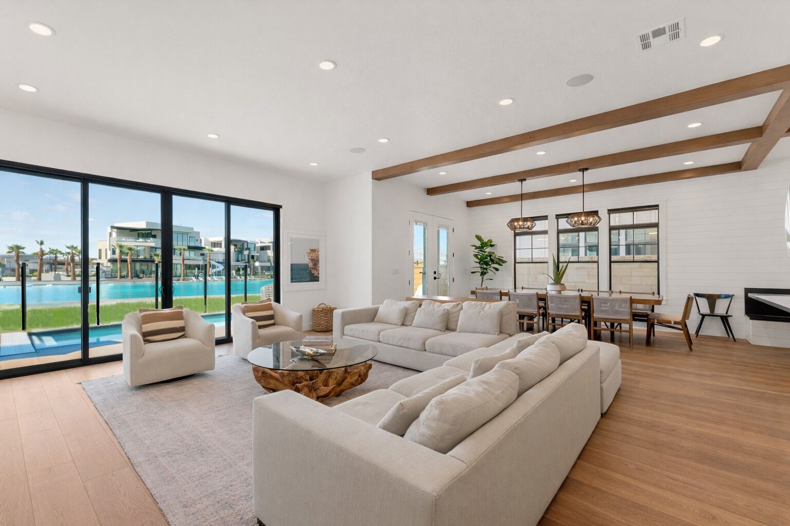 Casa, varias habitaciones | Zona de estar | Smart TV de 36 pulgadas con canales digitales, una televisión