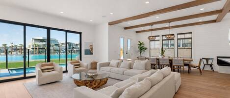 Casa, varias habitaciones | Zona de estar | Smart TV de 36 pulgadas con canales digitales, una televisión