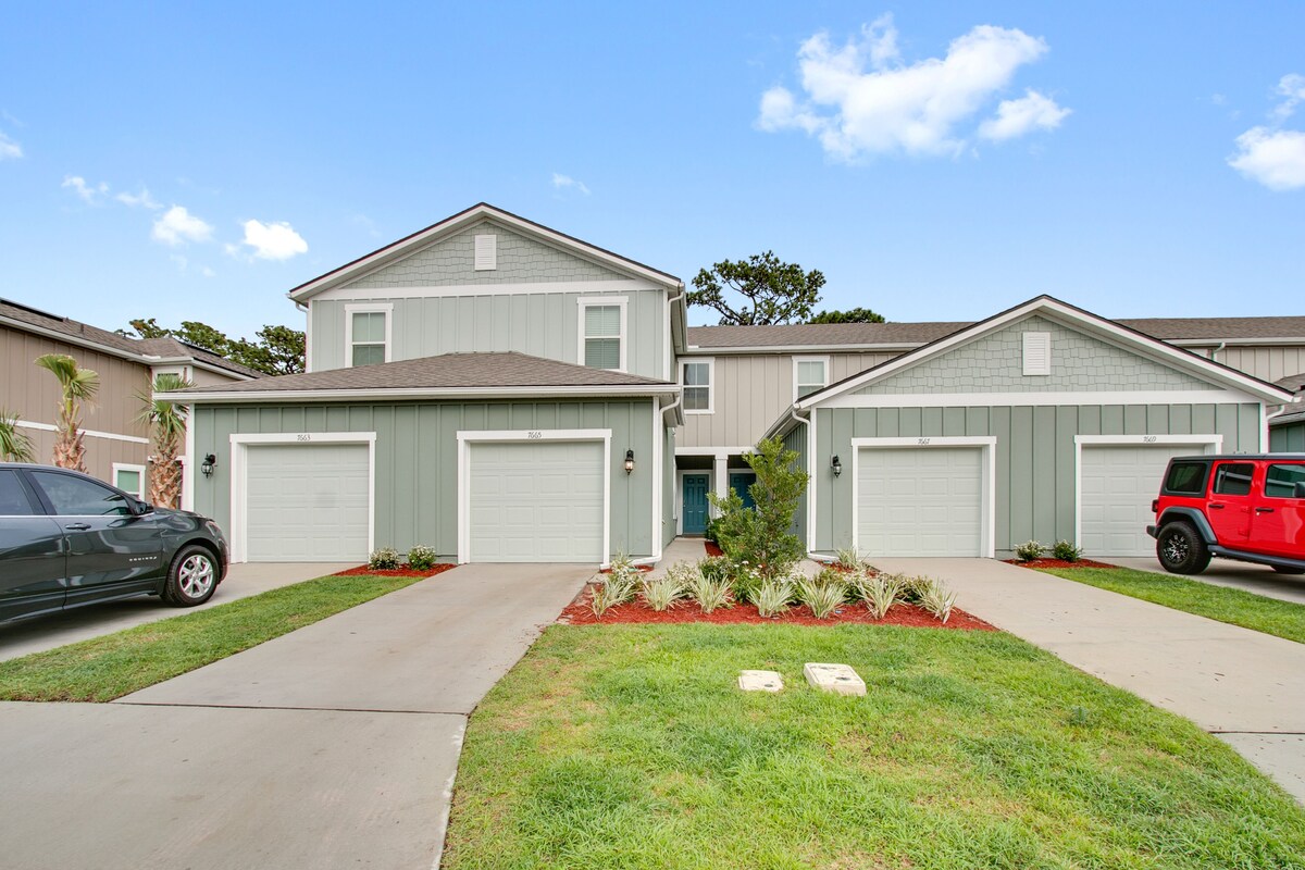 Centrally Located Townhome!