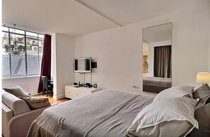 Coffres-forts dans les chambres, bureau, fer et planche à repasser