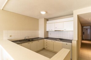 Fridge, microwave, stovetop, coffee/tea maker - Beachside Stay on Funchal Beach Madeira (Funchal)