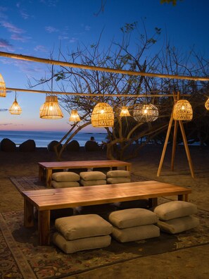 Outdoor dining - Looking for a paradise destination? Casa Tres Monos is ready to welcome you. (Peninsula Papagayo)