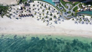 Tæt på stranden, liggestole, badehåndklæder