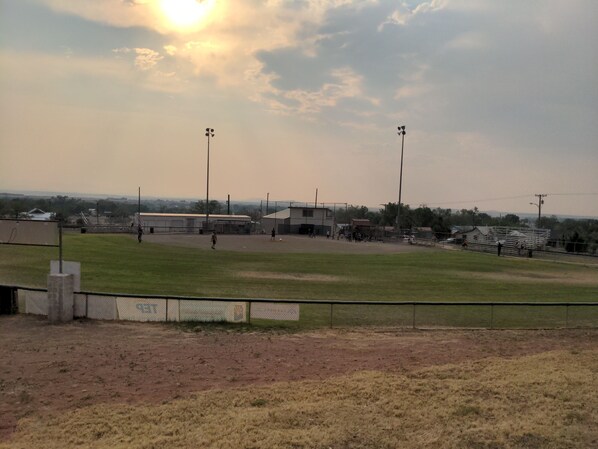 Sport court - Breathtaking private mountaintop views from Iconic Slade Ranchhouse (Eagar)