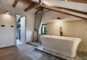 Douche, séchoir à cheveux, serviettes fournies, savon