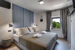 5 bedrooms, desk, iron/ironing board, WiFi