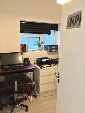 Business centre - Awesome 5 Bedroom close to amenities (Dagenham)