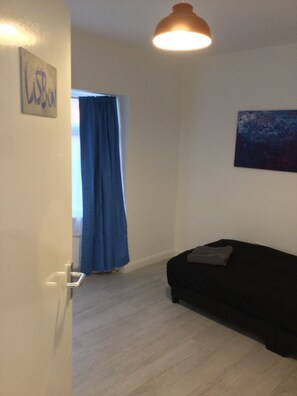 Interior - Awesome 5 Bedroom close to amenities (Dagenham)