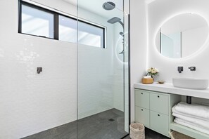Shower, hair dryer, towels, soap - 5 o'clock Somewhere - Heaven on Earth (Masterton)