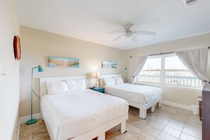 2 bedrooms, desk, free internet, bed sheets - Shared Pool, Boardwalk to Beach, Golf Cart Access (Port Aransas)