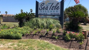 Un panneau indiquant l’emplacement de Sea Isle Village, avec une indication claire de l’adresse et du numéro de téléphone à contacter.
