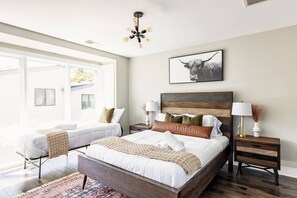 3 Schlafzimmer, Schreibtisch, Bügeleisen/Bügelbrett, Reisekinderbett