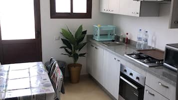 Geladeira, micro-ondas, fogão, cafeteira/chaleira