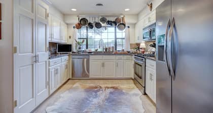 Historic Villa🚶1 min from Lake Hefner🏊 Hot Tub 🎱Pool Table🐶Friendly🎣Fishing