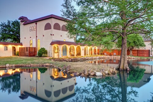 Historic Villa🚶1 min from Lake Hefner🏊 Hot Tub 🎱Pool Table🐶Friendly🎣Fishing