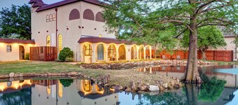 Historic Villa🚶1 min from Lake Hefner🏊 Hot Tub 🎱Pool Table🐶Friendly🎣Fishing