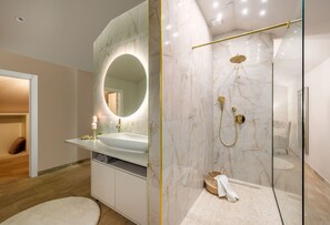 Exclusive-Villa | Badezimmer | Dusche, Haartrockner