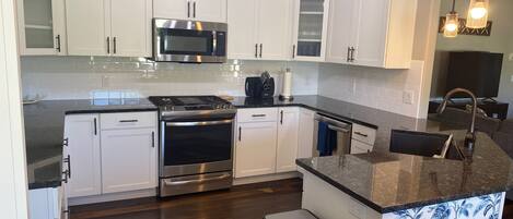 Een koelkast, een microgolfoven, een oven, een kookplaat