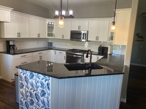 ثلاجة، ميكروويف، فرن، موقد طهي مسطح