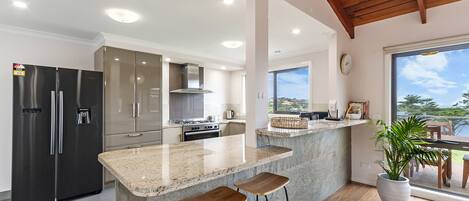 Een koelkast, een magnetron, een oven, een vaatwasser