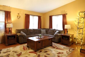 Una Smart TV, un reproductor de DVD, una mesa de tenis de mesa