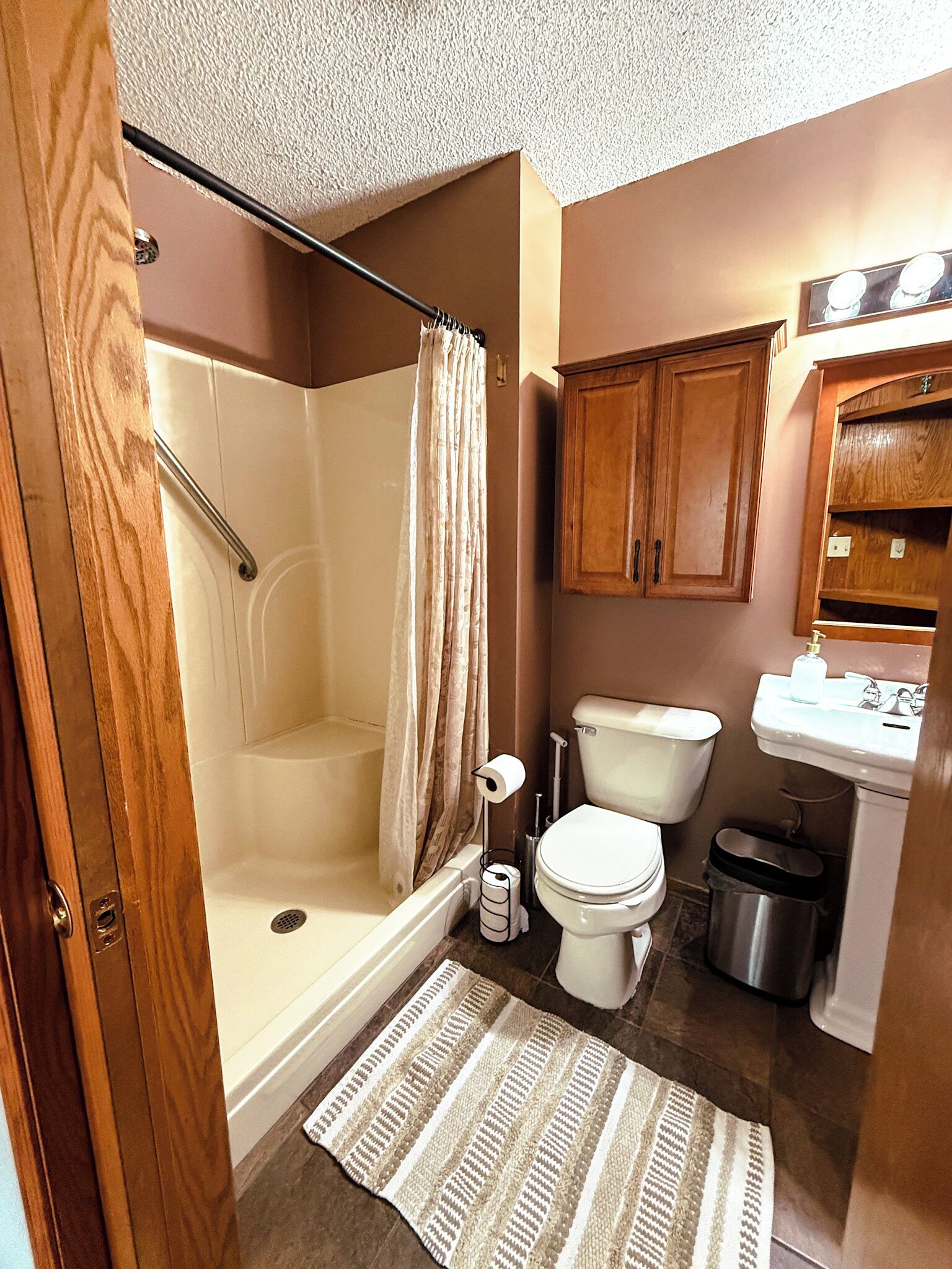 Combined shower/tub, hair dryer, bidet, towels