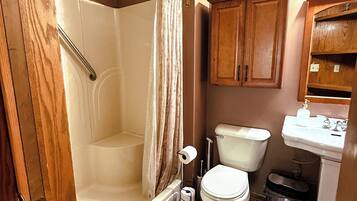 Combined shower/tub, hair dryer, bidet, towels