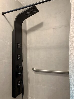 Regadera, toallas, jabón, papel de baño 
