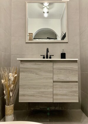 Regadera, toallas, jabón, papel de baño