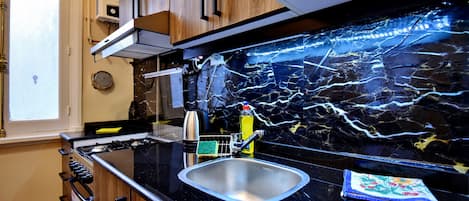 Geladeira, micro-ondas, fogão, cooktop