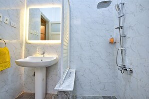 Shower, jetted bath, hair dryer, towels