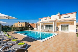 Pool and villa - Villa Daisy - Lovely well located 4 bedroom villa, close to all amenities (Carvoeiro)