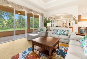 Smart TV, fireplace - Private Cabana home. Heated pool. 3400 sq ft of luxury! Kids and pets welcome. (Spring Hill)