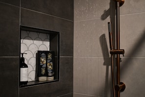 Een douche, een haardroger, handdoeken, zeep