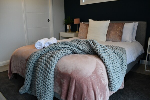 1 slaapkamer, een strijkplank/strijkijzer, wifi, beddengoed