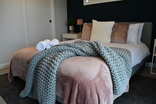 Contemporary B&B with Ensuite, Kitchenette and Separate Entrance