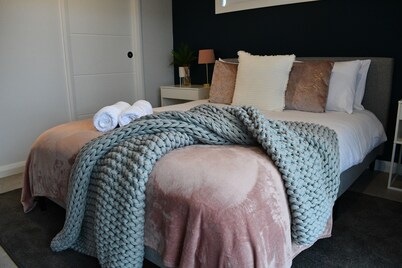 Contemporary B&B with Ensuite, Kitchenette and Separate Entrance