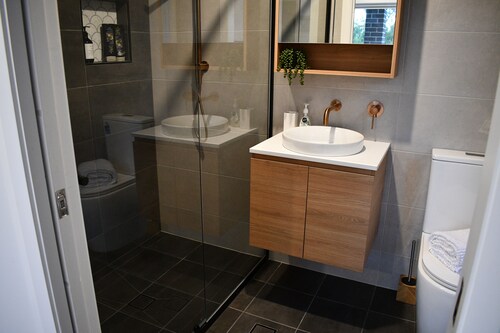 Contemporary B&B with Ensuite, Kitchenette and Separate Entrance