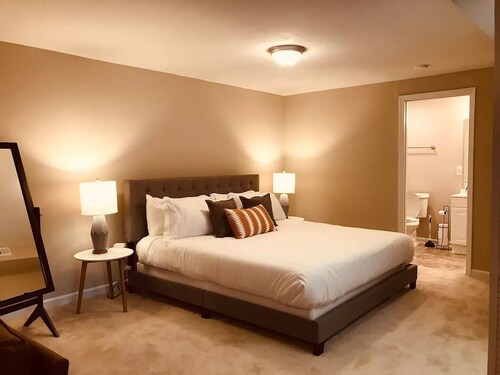 Cozy Lakefront Basement Studio