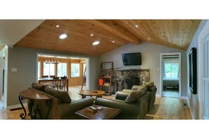 TV, fireplace, DVD player - Bright and spacious lakeside cottage with firepit, hot tub and AC on Stoney Lake (Lakefield)
