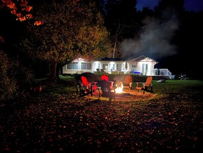 Property grounds - Bright and spacious lakeside cottage with firepit, hot tub and AC on Stoney Lake (Lakefield)