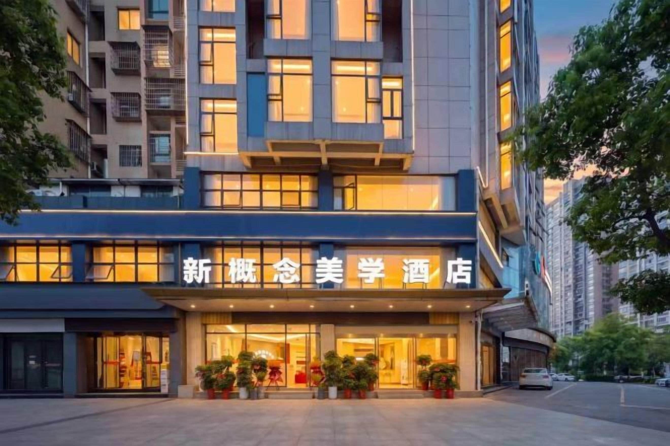 Ein Hotel mit einer modernen Fassade, großen Fenstern und einem gut beleuchteten Eingang.